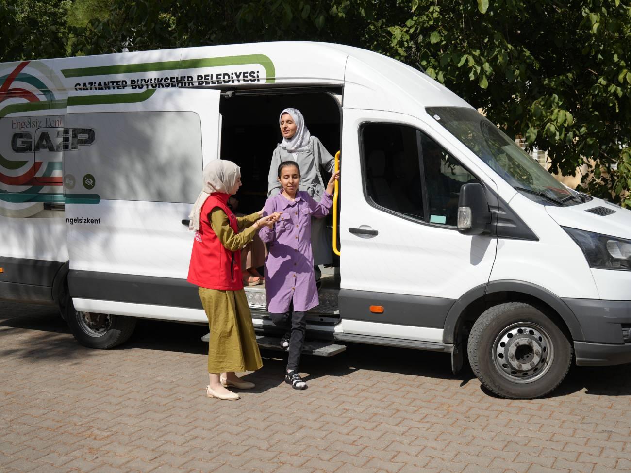 Türkan ve Hamide kardeşler servisten iniyor