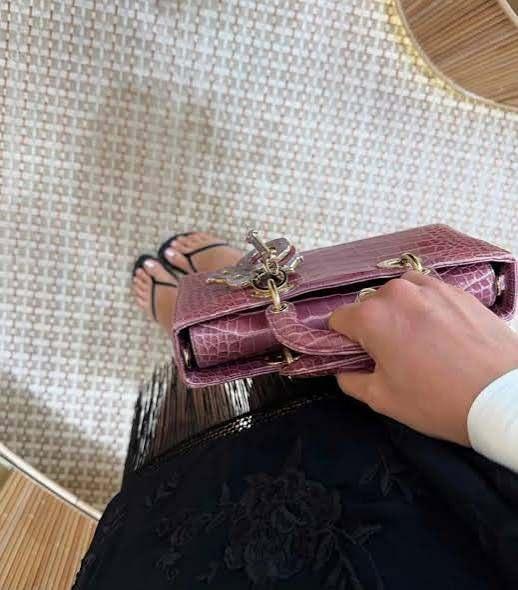 Esra Bilgiçin paylaştığı çanta
