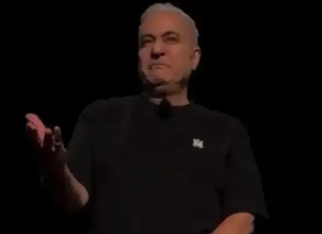 Mehmet Ali Erbilin sahnede gözyaşlarına hakim olamadığı anlar