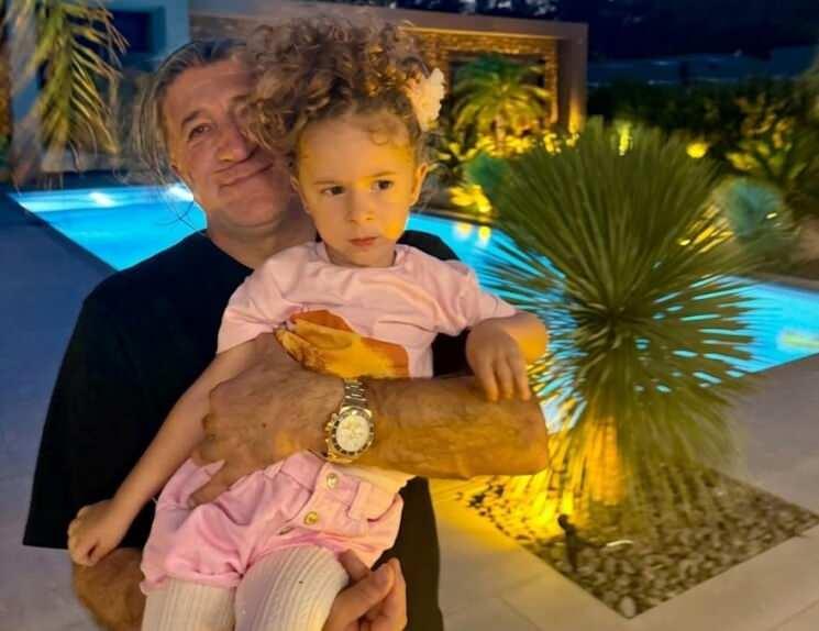 Fatoş Seğmenin bir yıl arayla toprağa verdiği eşi ve kızı