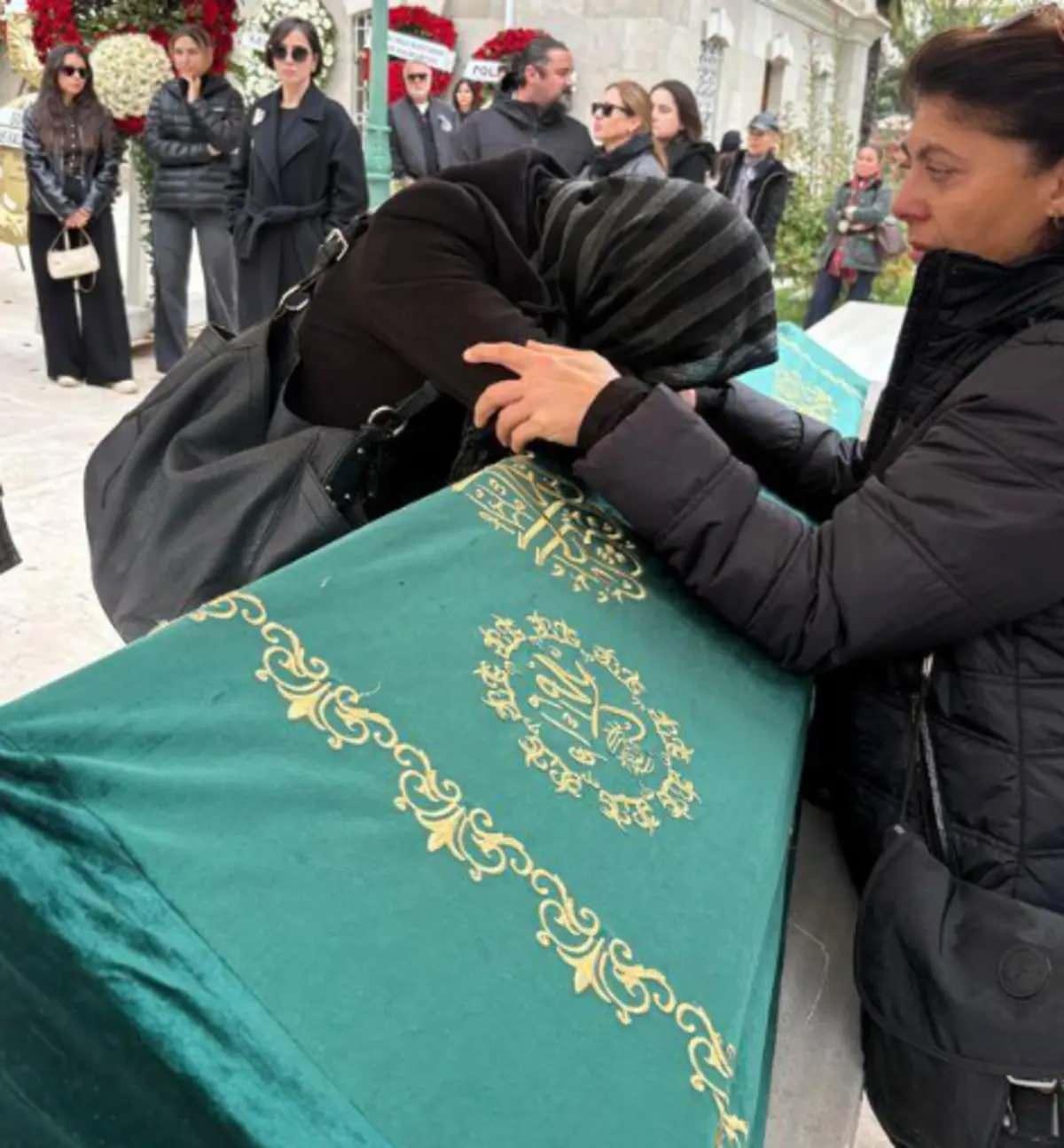 Özlem Koldaş, cenazede tabuta sarılıp ağlarken