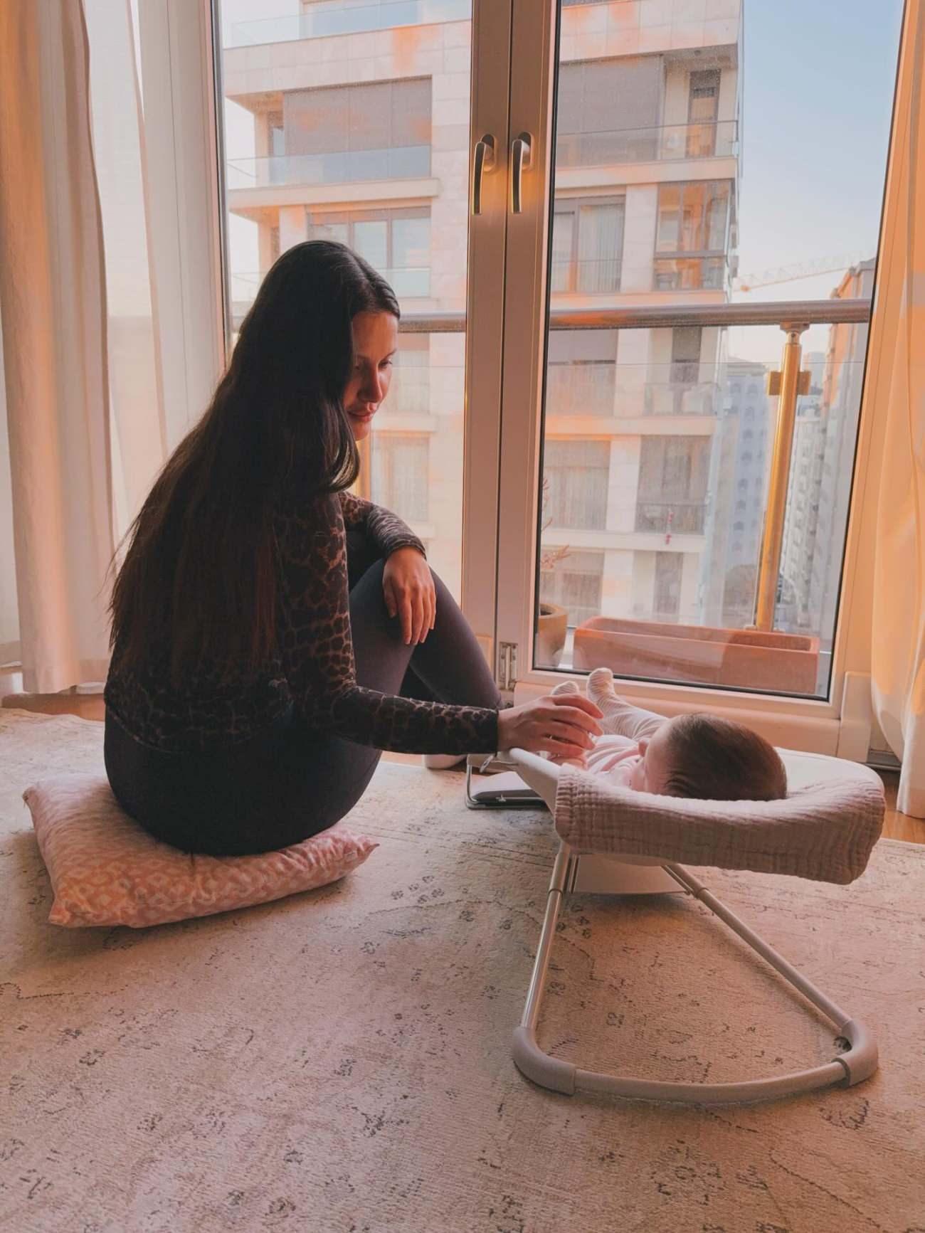 İrem Helvacıoğlu ve kızı Sora