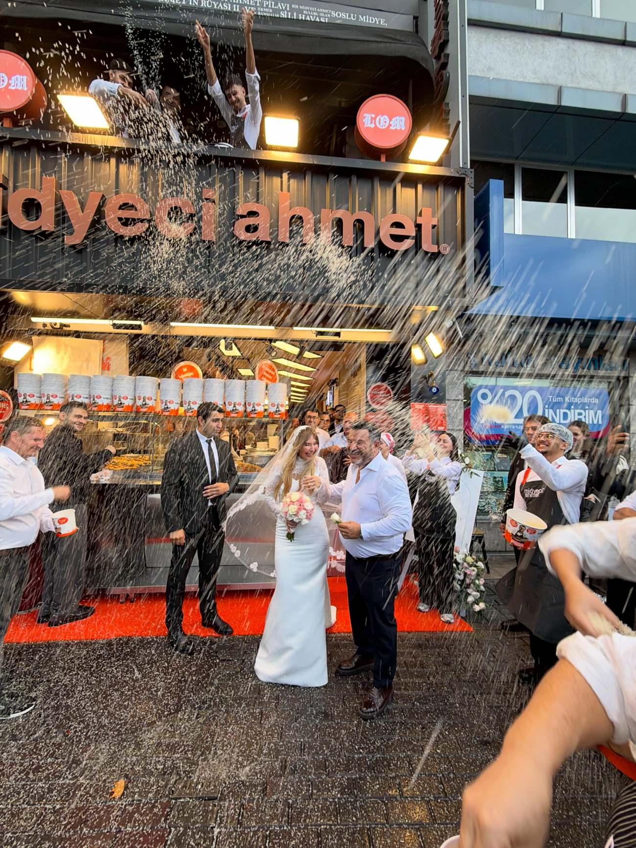 Midyeci Ahmetin evliliğini duyurduğu kare