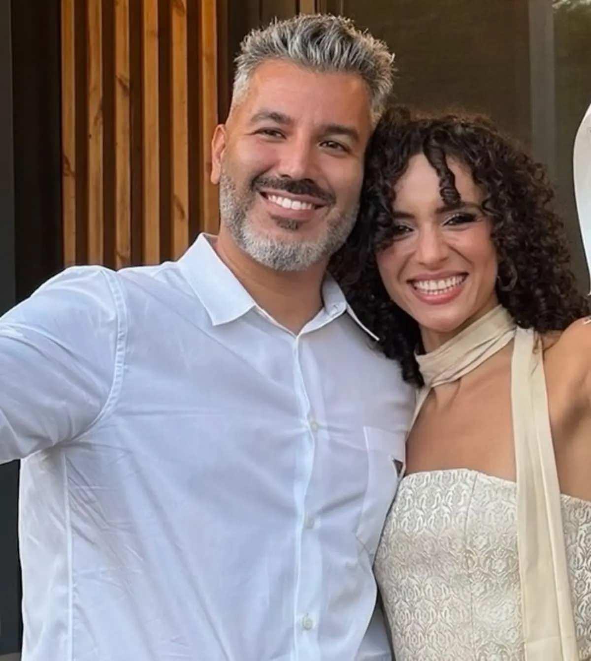 Tolga Akış ve eşi