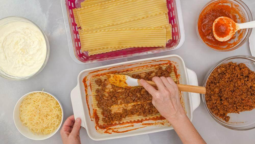 Kıymalı ve beşamel soslu lazanya tarifi