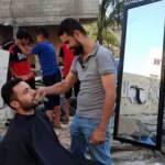 Gazzeli berber mesleğini molozların üstünde sürdürüyor