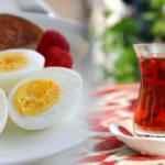 Kahvaltıda yumurta tüketiyorsanız çay içmeyin!