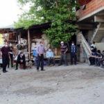 Erzurum'da öğrenciler ders zamanı muhtarın evinin çevresinde toplanıyor!