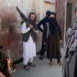 Başörtüsü takıp Taliban askerleriyle poz verdi