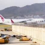 Teknik ekibi taşıyan Katar'a ait askeri jet Kabil'e indi