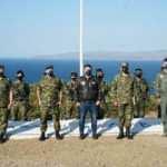 Yunan askerleri tatbikat sonrası İzmir'i arkalarına alarak poz verdi