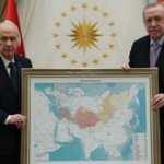 Cumhurbaşkanı Erdoğan ve Bahçeli, Türk Dünyası Haritası ile poz verdi