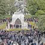 Samsun'da Atatürk anıtına gidenler heykelin etrafında döndü