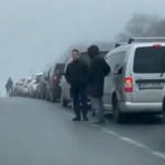 Slovakya sınırına doğru ilerleyen Ukraynalı siviller uzun kuyruklar oluşturdu