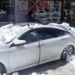 Çatıdan üzerlerine kar yığını düşen 4 araç hasar gördü