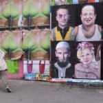 Fransız sokak sanatçısı, siyasetçileri karşı oldukları profillerle yansıtıyor