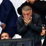 Ahmet Ağaoğlu gözyaşlarını tutamadı