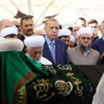 Cumhurbaşkanı Erdoğan, Mahmut Ustaosmanoğlu'nun cenazesine omuz verdi	