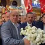 Taksim'deki saldırı bölgesine çiçek bırakırken gülüşen İYİ Parti'lilere vatandaştan tepki