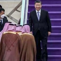 Çin lideri Suudi Arabistan'da! Neden mor halıyla karşılandı? İşte cevabı