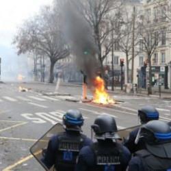 PKK sempatizanları Paris'te polisle çatıştı! 
