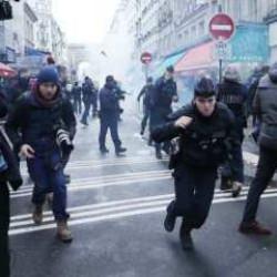 Terör örgütü PKK yanlıları Paris'i karıştırdı! Polise saldırdılar