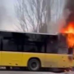 Böyle skandal görülmedi! İETT otobüsü park halindeyken yandı