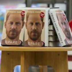 Prens Harry'nin tartışmalı anı kitabı 'Spare' satışa çıktı