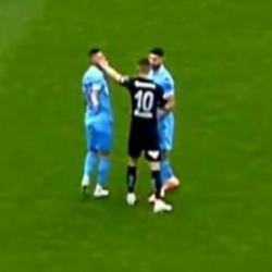 Belhanda rakibine tokat attı! Hakem direkt kırmızı kart gösterdi