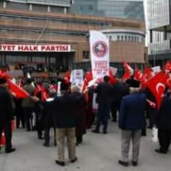 CHP'ye büyük tepki! Genel Merkez önünde protesto! 