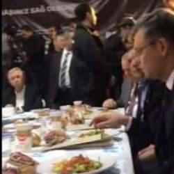 7'li masanın iftar programında skandal görüntü! Şov var depremzede yok