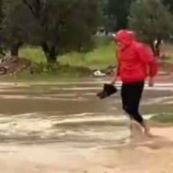 İzmir'de sağanak yağış caddeleri göle çevirdi