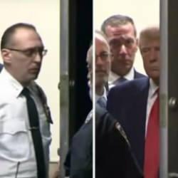 Mahkeme polisinden Trump'a olay hareket! Kapıyı tutmadı