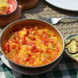 Soğanlı menemen nasıl yapılır? Soğanlı menemen tarifi