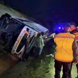 Sinop’ta yolcu otobüsü su kanalına devrildi: Çok sayıda yaralı