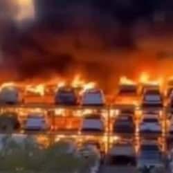Fransa'da kaos sürüyor! Marsilya'da göstericiler sıfır araçları ateşe verdi