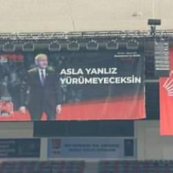 Kılıçdaroğlu destekçilerinin kurultay salonuna astığı pankart alay konusu oldu