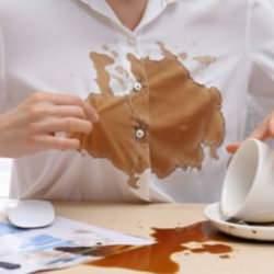 Pamuklu ve sentetik kumaşlar: Kıyafetlerdeki kahve lekeleri nasıl çıkar?