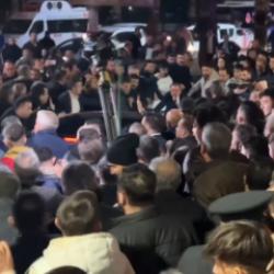 Terör bildirisini imzalamayan Özgür Özel'e şehit Budak'ın cenazesinde yoğun protesto