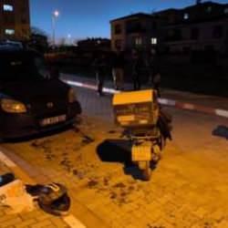 Yemek siparişi götüren motokurye, sokak köpeğinden kaçarken kaza yaptı