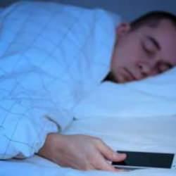 Başucunda telefonla sakın uyumayın! Telefon yanında uyumanın zararları…