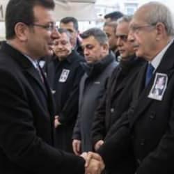 Kılıçdaroğlu ve İmamoğlu cenazede ayaküstü konuştu! Cenazede soğuk rüzgarlar