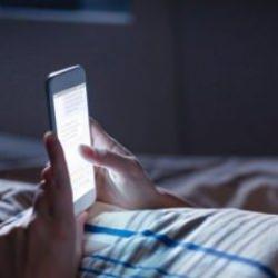 Uyuyamamanızın  temel nedeni: Gece uyku arasında telefondan uzak durun!