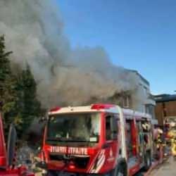 Beyoğlu'nda iki katlı ahşap binada yangın!