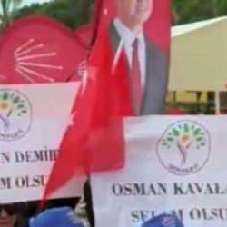 Kirli ittifak sahaya yansıdı! CHP lideri Özgür Özel'in mitinginde DEM Parti pankartları