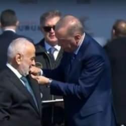 Yeniden Refah Partisi'nden istifa etmişti: Rozetini Cumhurbaşkanı Erdoğan taktı