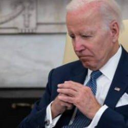 Biden talimat kartlarıyla yönlendiriliyor