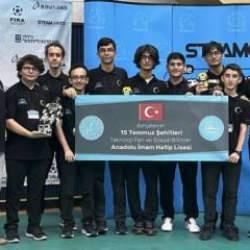 İstanbul'da imam hatip lisesi öğrencileri robot yarışmasında dünya şampiyonu oldu