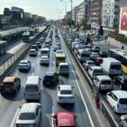 İstanbul'da metrobüs hattındaki 'Beyaz Yol' çalışması trafiği aksattı