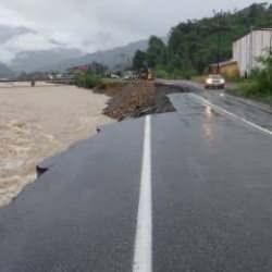 Artvin'de taşkın ve heyelan: Yol çöktü!